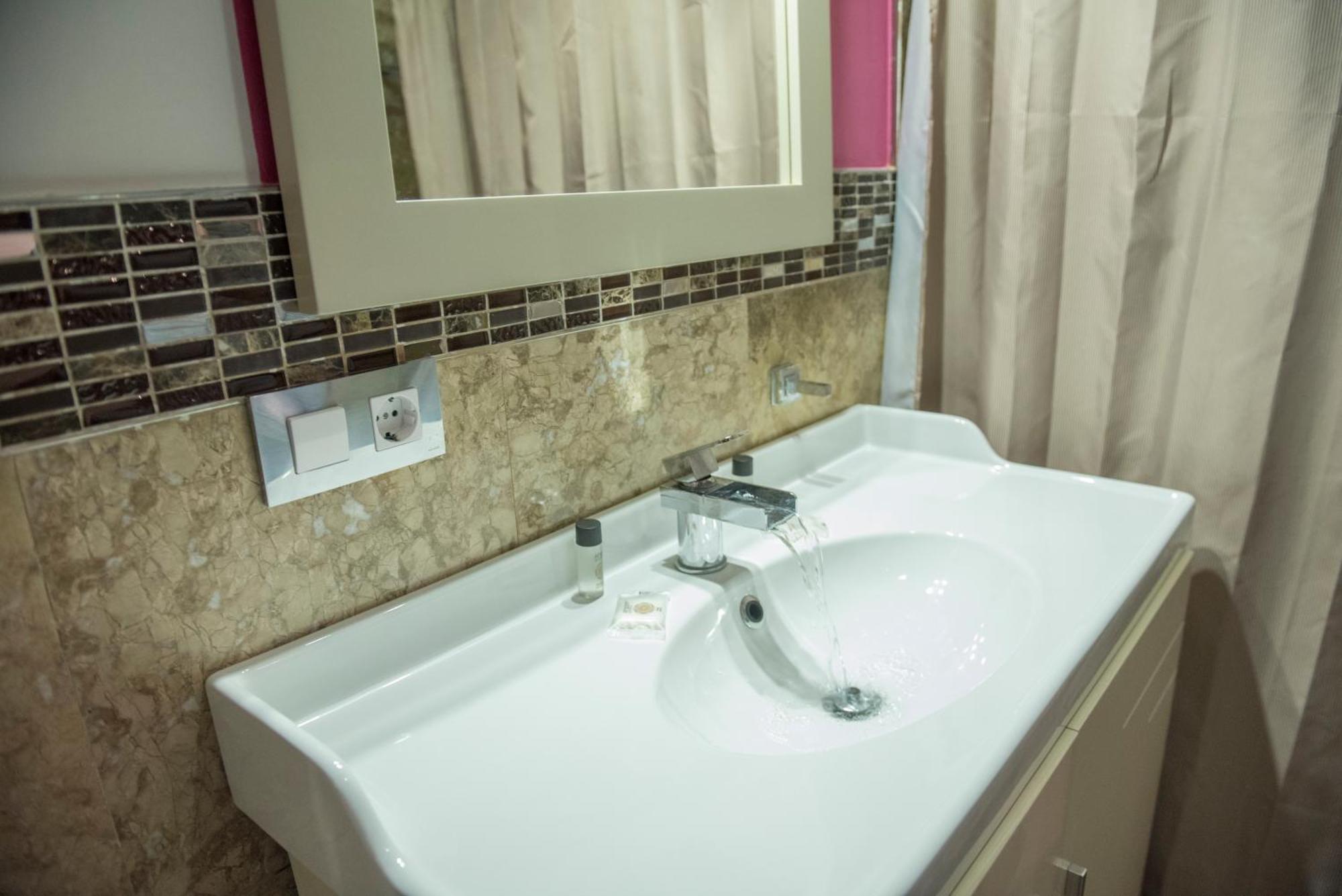 Apartamentos Luxury Puente De Triana Siviglia Esterno foto